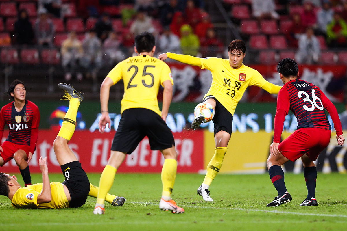 比利亚雷亚尔球迷狂欢球队三连胜表现 比利亚雷亚尔球迷狂欢球队三连胜表现