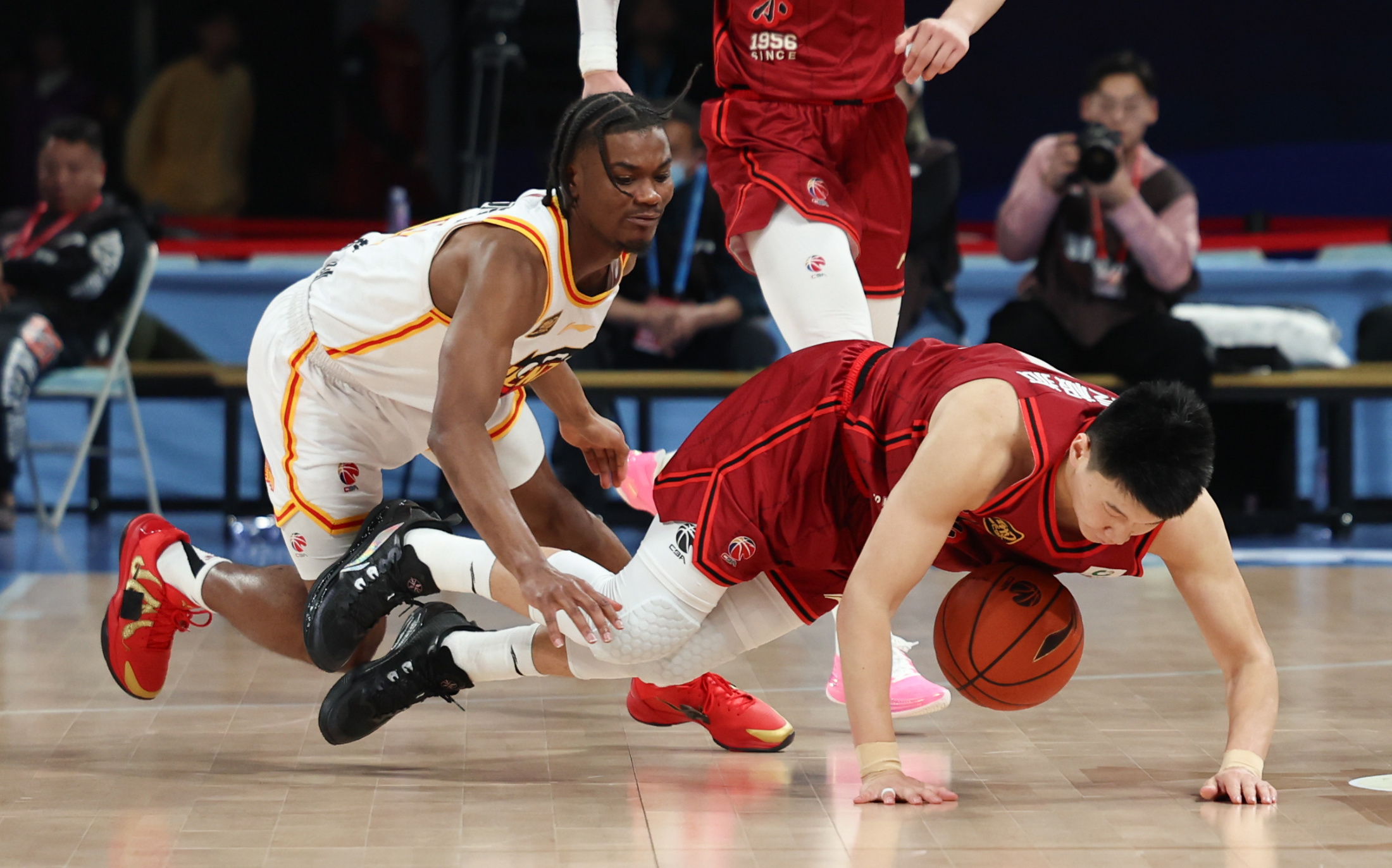 利记官网-比赛中球员遭遇伤病，影响球队节奏