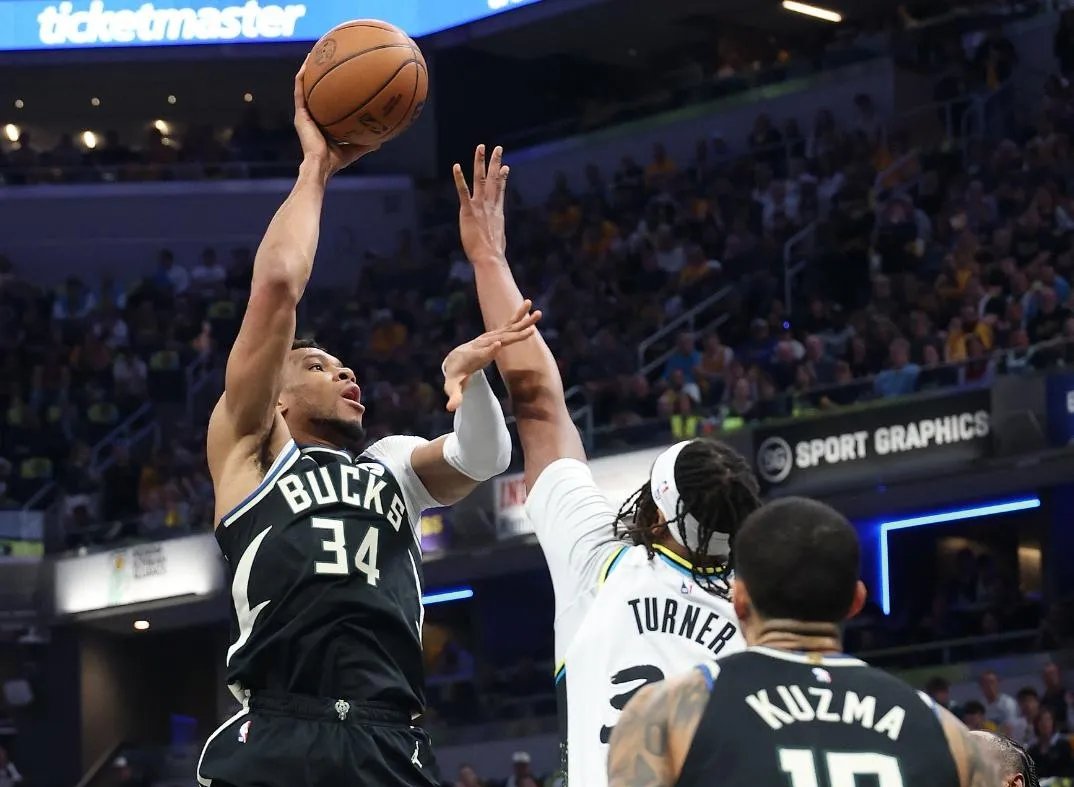 雄鹿力克老鹰，字母哥全面发挥成为全场焦点