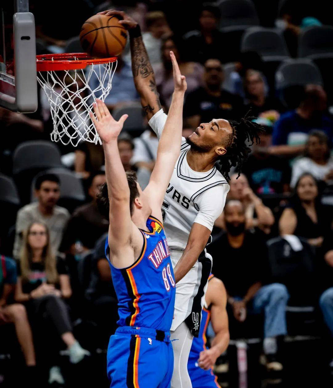 利记官网-一名新秀球员在比赛中崭露头角,备受瞩目